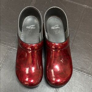 Dansko women’s merlot professional clogs.